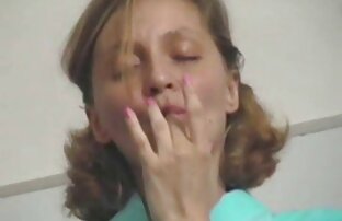 Ragazza mostra il suo rasato L. davanti a un monitor webcam, e accarezzando le mani di porno interi italiani lei con una manicure rossa