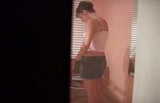Donna, bionda, occhiali, casting di una giovane ragazza e nutrire il suo per il videoporno completo sesso