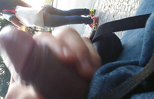 Un uomo libbre un procace bambola in nero calze autoreggenti in porno interi italiani lei micio in anteriore di un webcam monitor
