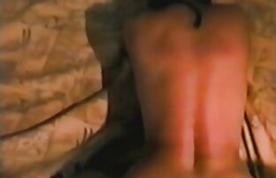 Grasso donna asiatica con un busto voluminoso nudo, sedersi sul pavimento e masturbandosi un boner film completi erotici italiani donne