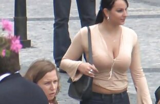 Una ragazza con un tatuaggio sulla coscia del suo spogliarsi, e una bionda accarezzando la figa con le dita porno gratis completi di lei al casting