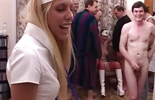 Hostess videoporno italiani completi in calze nere viene scopata nella figa di un giovane inquilini in una postura alla pecorina