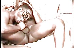 Modello magro in film porno mature completi nero body masturbazione in anteriore di un agente
