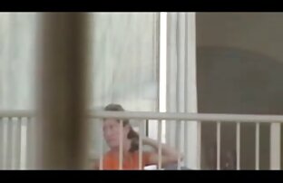 Donna con grande tette su il porch a vedere lei porno italiano completo gratis micio e masturbandosi lei via